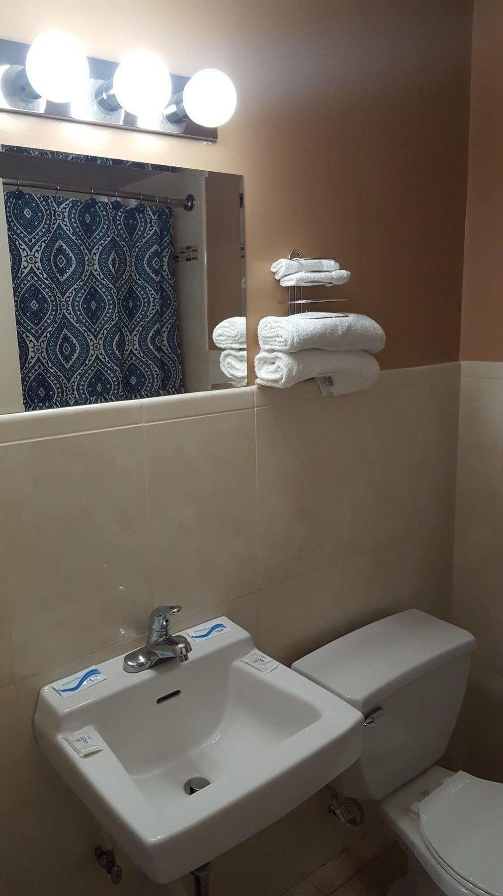 New Relax Inn Bridgeview Bagian luar foto